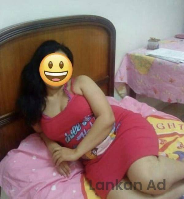 ලස්සන කෙල්ලෙක් ඉන්නවා ඔයාට හොද Service එකක් ගන්න පුළුවන්