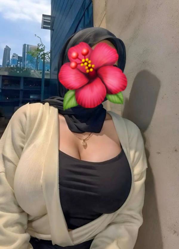 Hot Muslim girl 40 boobs  Age 25 white skin
