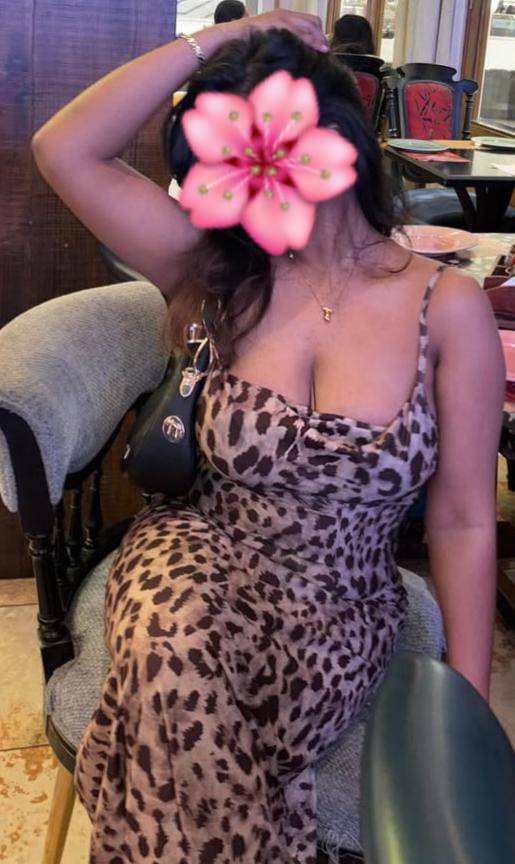 DECENT AND HOT GIRL AT bambalapitiya