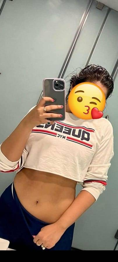 DECENT AND HOT GIRL AT bambalapitiya