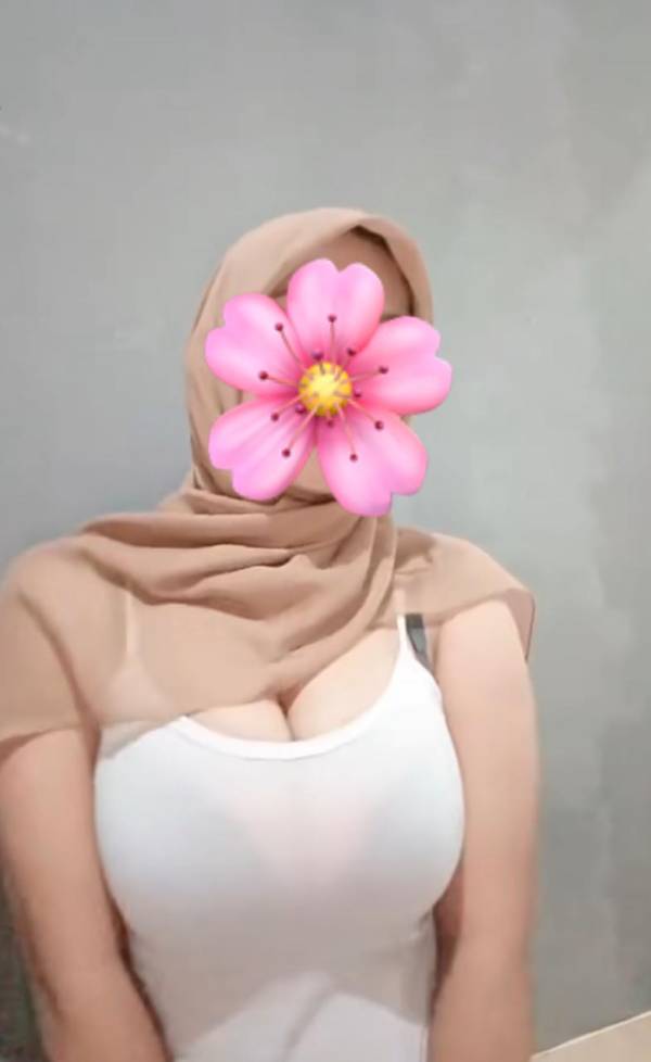 Hot Muslim girl 40 boobs  Age 25 white skin