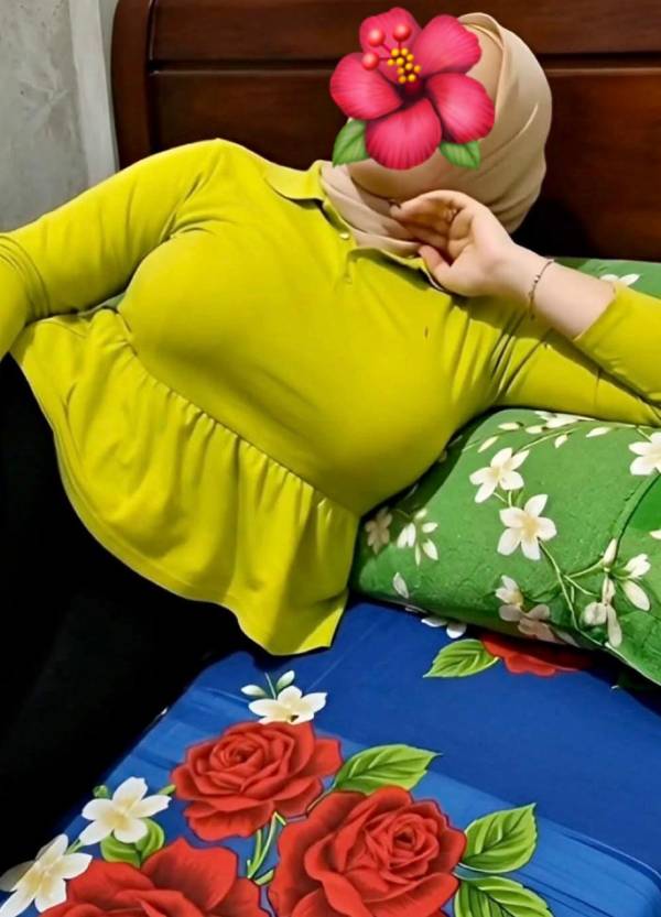 Hot Muslim girl 40 boobs  Age 25 white skin